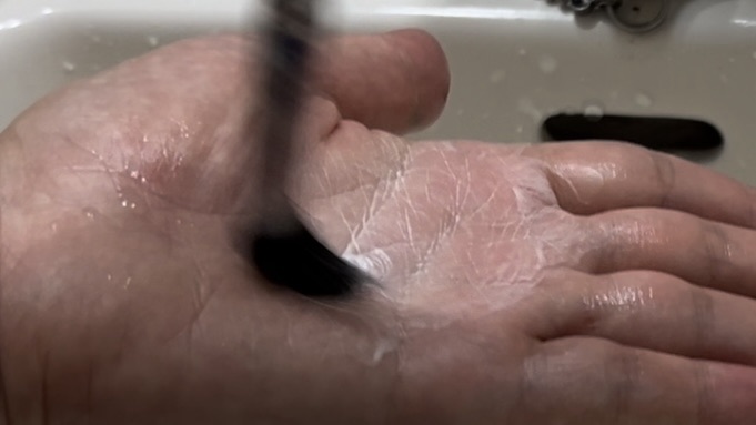 手のひらで回して洗う